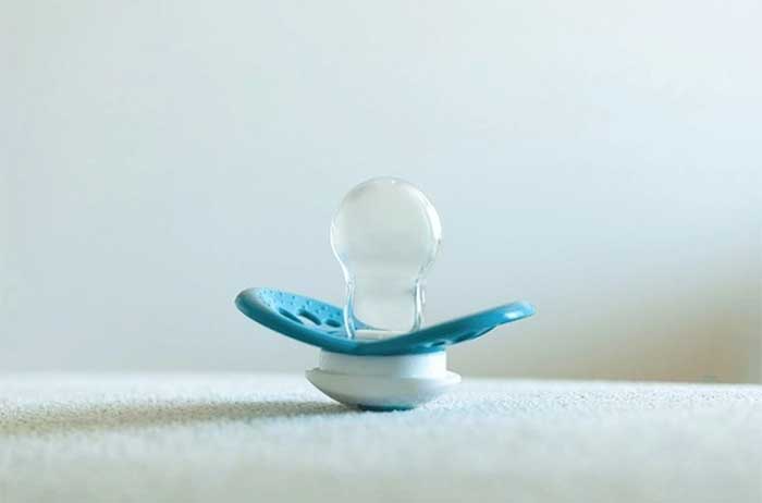 چگونه نوزاد را به پستانک عادت دهیم؟ آموزش 8 روش کاربردی