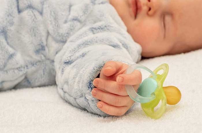 چگونه نوزاد را به پستانک عادت دهیم؟ آموزش 8 روش کاربردی